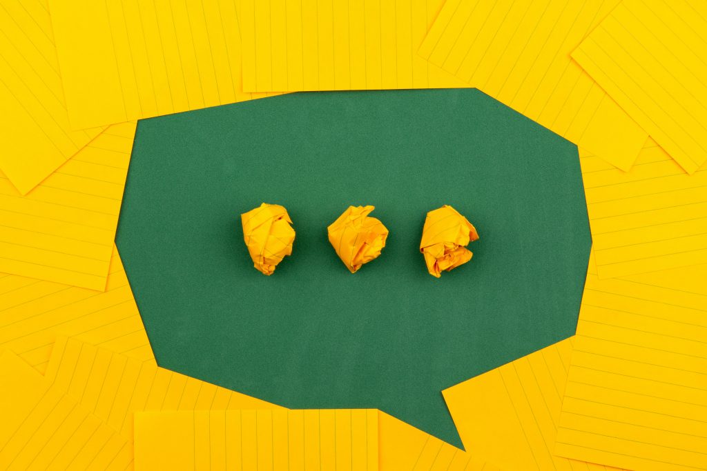 LearnOnline Self-study English Language - yellow notepad paper making up a speech bubble with green background