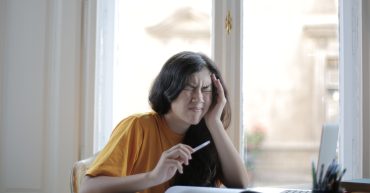 LearnOnline news article - do all IGCSEs have exams? 16-18 year old sat at desk studying and thinking hard